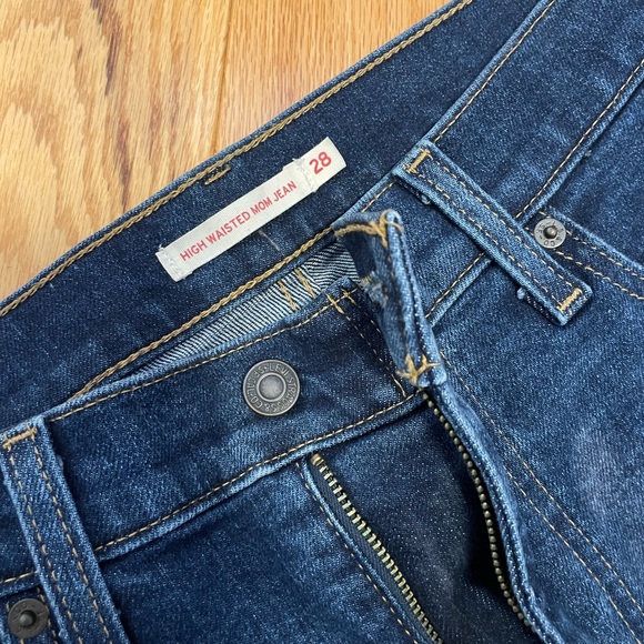 Levi’s high waisted mom jeans (waist 28, length 27) - Picture 2 of 4
